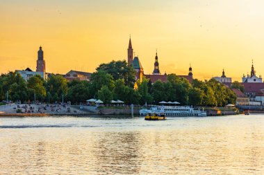 Wroclaw, Polonya - 25 Haziran 2023: Eski şehrin güzel ve renkli şehir manzarası ve Wroclaw şehrinde Odra nehrinin üzerinde gün batımında güzel altın saat