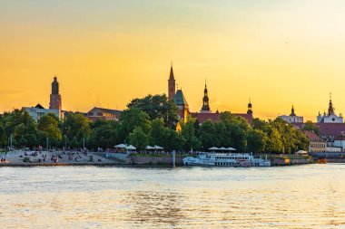 Wroclaw, Polonya - 25 Haziran 2023: Eski şehrin güzel ve renkli şehir manzarası ve Wroclaw şehrinde Odra nehrinin üzerinde gün batımında güzel altın saat