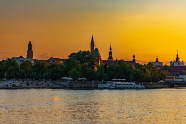 Wroclaw, Polonya - 25 Haziran 2023: Eski şehrin güzel ve renkli şehir manzarası ve Wroclaw şehrinde Odra nehrinin üzerinde gün batımında güzel altın saat