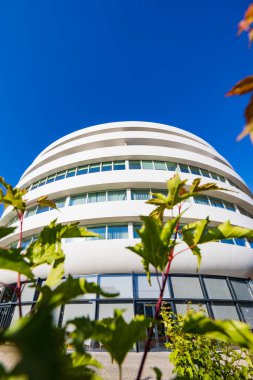 Wroclaw, Polonya - Haziran 12023: Modern Ovo binasının beyaz cephesi büyük dairelerle dolu ve içinde Hilton Hotel 'in DoubleTree' si ve birçok modern restoranı olan