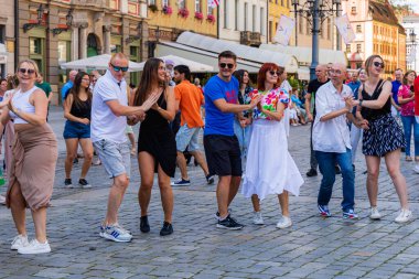 Wroclaw, Polonya - Temmuz 2023: Pazar meydanında Rueda de Casino dansı yapan birçok kişi
