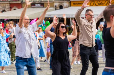 Wroclaw, Polonya - Temmuz 2023: Pazar meydanında Rueda de Casino dansı yapan birçok kişi