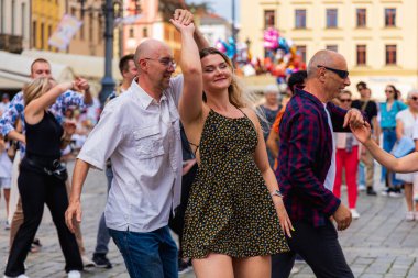 Wroclaw, Polonya - Temmuz 2023: Pazar meydanında Rueda de Casino dansı yapan birçok kişi