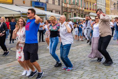 Wroclaw, Polonya - Temmuz 2023: Pazar meydanında Rueda de Casino dansı yapan birçok kişi
