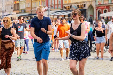 Wroclaw, Polonya - Temmuz 2023: Pazar meydanında Rueda de Casino dansı yapan birçok kişi