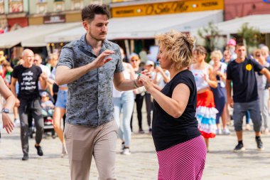 Wroclaw, Polonya - Temmuz 2023: Pazar meydanında Rueda de Casino dansı yapan birçok kişi