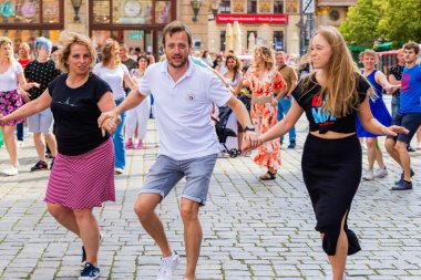 Wroclaw, Polonya - Temmuz 2023: Pazar meydanında Rueda de Casino dansı yapan birçok kişi