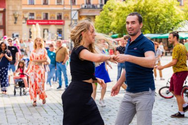 Wroclaw, Polonya - Temmuz 2023: Pazar meydanında Rueda de Casino dansı yapan birçok kişi