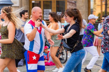 Wroclaw, Polonya - Temmuz 2023: Pazar meydanında Rueda de Casino dansı yapan birçok kişi