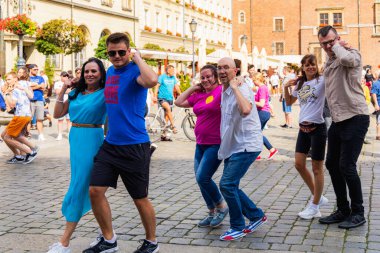 Wroclaw, Polonya - Temmuz 2023: Pazar meydanında Rueda de Casino dansı yapan birçok kişi