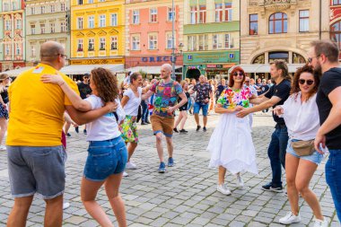 Wroclaw, Polonya - Temmuz 2023: Pazar meydanında Rueda de Casino dansı yapan birçok kişi