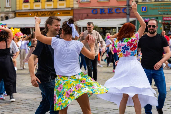 Wroclaw, Polonya - Temmuz 2023: Pazar meydanında Rueda de Casino dansı yapan birçok kişi