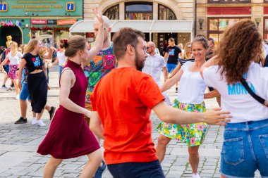 Wroclaw, Polonya - Temmuz 2023: Pazar meydanında Rueda de Casino dansı yapan birçok kişi