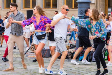 Wroclaw, Polonya - Temmuz 2023: Pazar meydanında Rueda de Casino dansı yapan birçok kişi