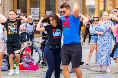 Wroclaw, Polonya - Temmuz 2023: Pazar meydanında Rueda de Casino dansı yapan birçok kişi