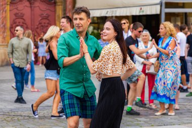 Wroclaw, Polonya - Temmuz 2023: Pazar meydanında Rueda de Casino dansı yapan birçok kişi