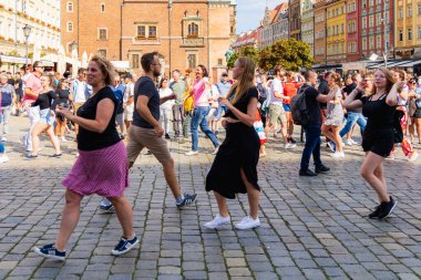 Wroclaw, Polonya - Temmuz 2023: Pazar meydanında Rueda de Casino dansı yapan birçok kişi