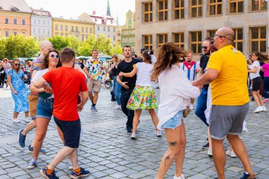 Wroclaw, Polonya - Temmuz 2023: Pazar meydanında Rueda de Casino dansı yapan birçok kişi