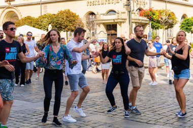 Wroclaw, Polonya - Temmuz 2023: Pazar meydanında Rueda de Casino dansı yapan birçok kişi