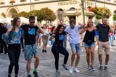 Wroclaw, Polonya - Temmuz 2023: Pazar meydanında Rueda de Casino dansı yapan birçok kişi