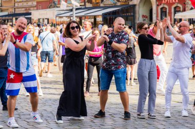 Wroclaw, Polonya - Temmuz 2023: Pazar meydanında Rueda de Casino dansı yapan birçok kişi
