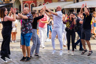 Wroclaw, Polonya - Temmuz 2023: Pazar meydanında Rueda de Casino dansı yapan birçok kişi