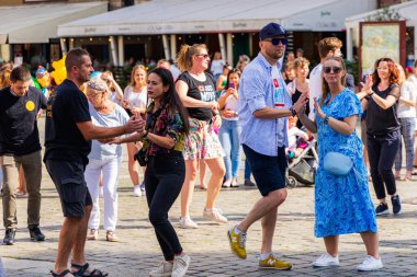 Wroclaw, Polonya - Temmuz 2023: Pazar meydanında Rueda de Casino dansı yapan birçok kişi