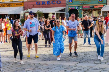 Wroclaw, Polonya - Temmuz 2023: Pazar meydanında Rueda de Casino dansı yapan birçok kişi