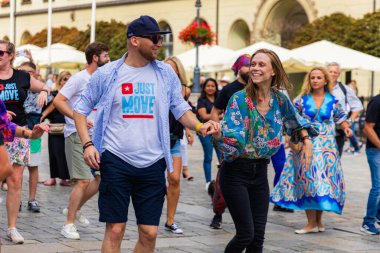 Wroclaw, Polonya - Temmuz 2023: Pazar meydanında Rueda de Casino dansı yapan birçok kişi