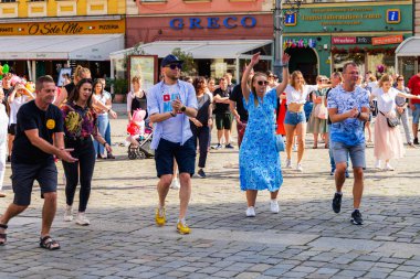 Wroclaw, Polonya - Temmuz 2023: Pazar meydanında Rueda de Casino dansı yapan birçok kişi
