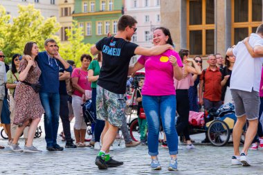 Wroclaw, Polonya - Temmuz 2023: Pazar meydanında Rueda de Casino dansı yapan birçok kişi