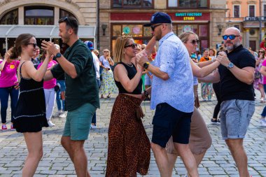 Wroclaw, Polonya - Temmuz 2023: Pazar meydanında Rueda de Casino dansı yapan birçok kişi