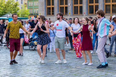Wroclaw, Polonya - Temmuz 2023: Pazar meydanında Rueda de Casino dansı yapan birçok kişi