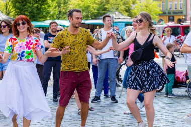 Wroclaw, Polonya - Temmuz 2023: Pazar meydanında Rueda de Casino dansı yapan birçok kişi