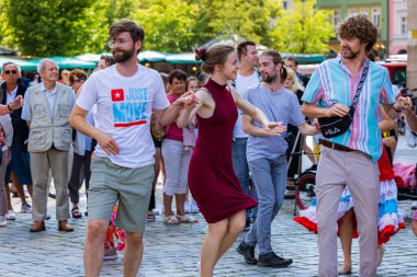Wroclaw, Polonya - Temmuz 2023: Pazar meydanında Rueda de Casino dansı yapan birçok kişi