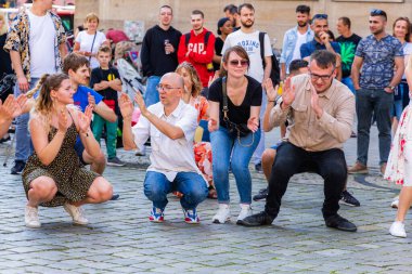 Wroclaw, Polonya - Temmuz 2023: Pazar meydanında Rueda de Casino dansı yapan birçok kişi