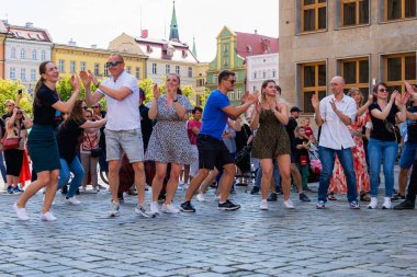 Wroclaw, Polonya - Temmuz 2023: Pazar meydanında Rueda de Casino dansı yapan birçok kişi