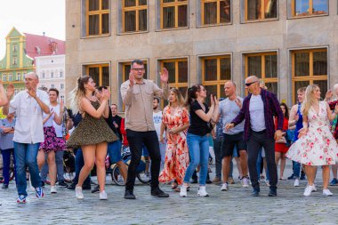 Wroclaw, Polonya - Temmuz 2023: Pazar meydanında Rueda de Casino dansı yapan birçok kişi
