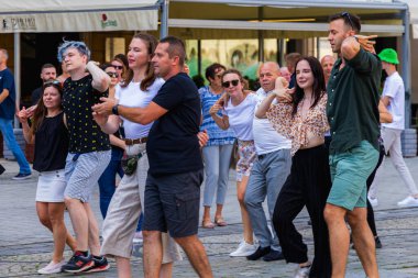 Wroclaw, Polonya - Temmuz 2023: Pazar meydanında Rueda de Casino dansı yapan birçok kişi
