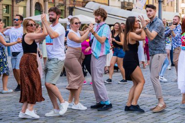 Wroclaw, Polonya - Temmuz 2023: Pazar meydanında Rueda de Casino dansı yapan birçok kişi