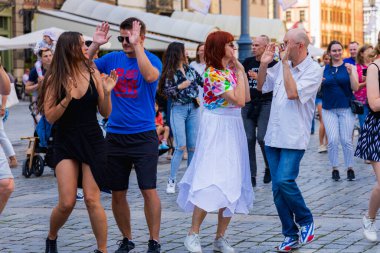 Wroclaw, Polonya - Temmuz 2023: Pazar meydanında Rueda de Casino dansı yapan birçok kişi