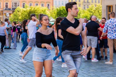 Wroclaw, Polonya - 2 Temmuz 2023: Pazar meydanında birçok insan Rueda de Casino 'da dans ediyor