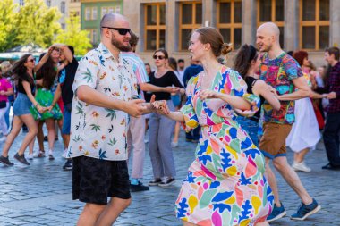 Wroclaw, Polonya - 2 Temmuz 2023: Pazar meydanında birçok insan Rueda de Casino 'da dans ediyor