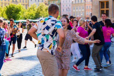 Wroclaw, Polonya - 2 Temmuz 2023: Pazar meydanında birçok insan Rueda de Casino 'da dans ediyor
