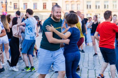 Wroclaw, Polonya - 2 Temmuz 2023: Pazar meydanında birçok insan Rueda de Casino 'da dans ediyor