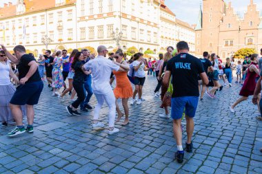 Wroclaw, Polonya - 2 Temmuz 2023: Pazar meydanında birçok insan Rueda de Casino 'da dans ediyor