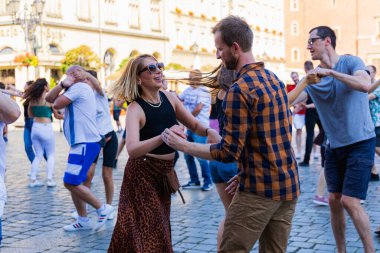 Wroclaw, Polonya - 2 Temmuz 2023: Pazar meydanında birçok insan Rueda de Casino 'da dans ediyor