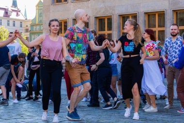 Wroclaw, Polonya - 2 Temmuz 2023: Pazar meydanında birçok insan Rueda de Casino 'da dans ediyor