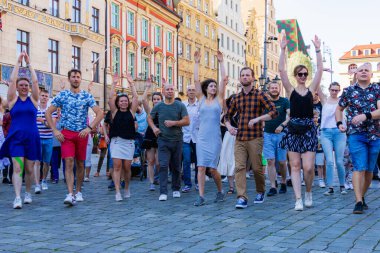 Wroclaw, Polonya - 2 Temmuz 2023: Pazar meydanında birçok insan Rueda de Casino 'da dans ediyor