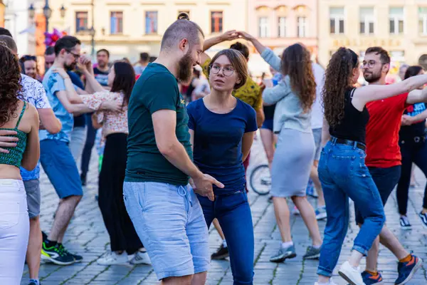Wroclaw, Polonya - 2 Temmuz 2023: Pazar meydanında birçok insan Rueda de Casino 'da dans ediyor